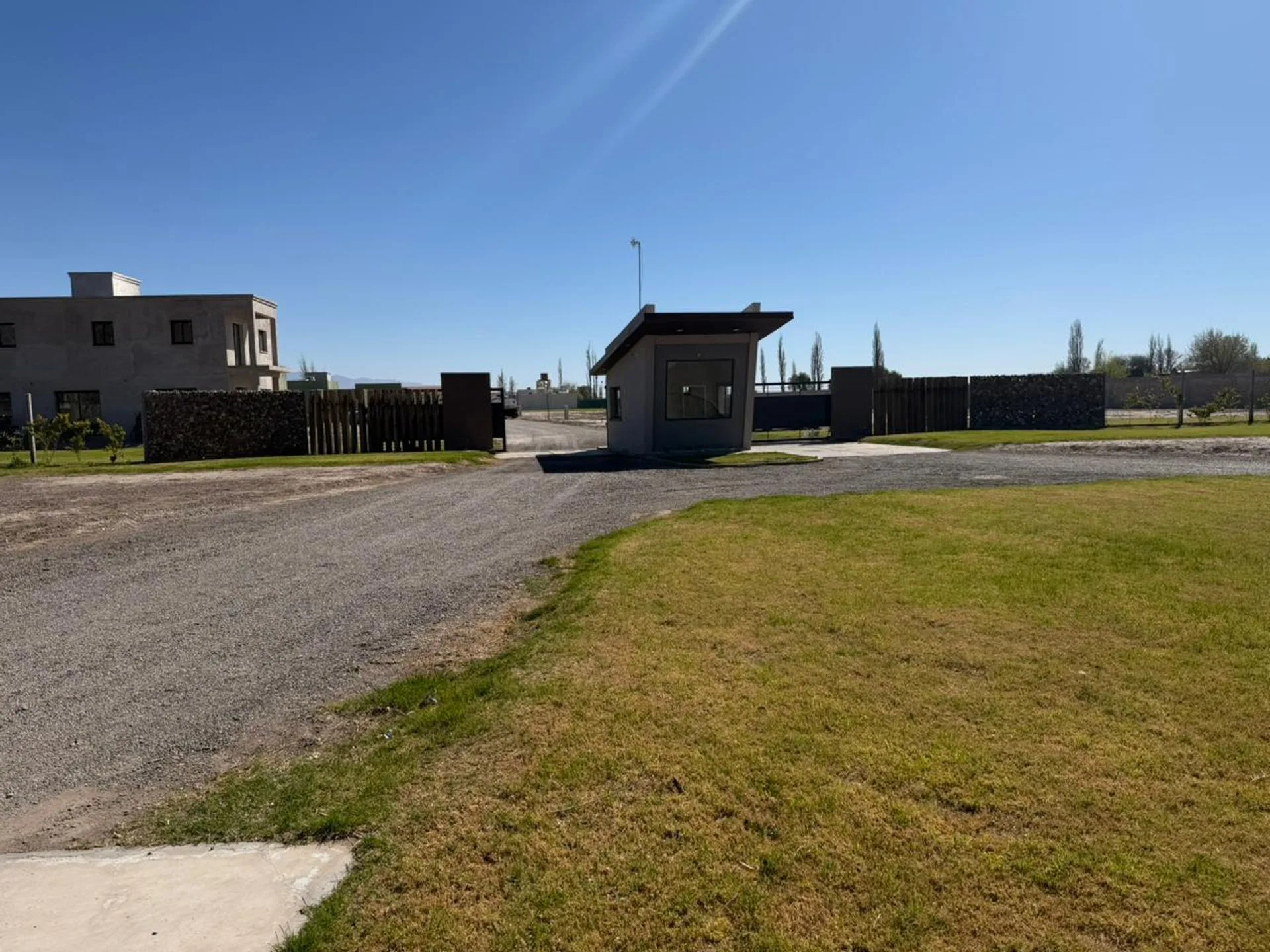 TERRENO CON OBRA GRUESA. B° PRIVADO. SANTA LUCIA foto 2