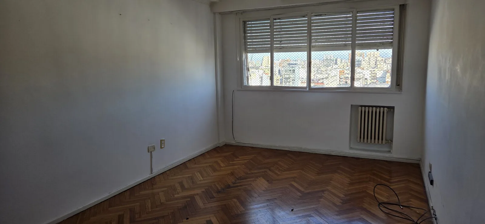 IMPORTANTE DEPTO. 3 AMBIENTES CON DEPENDENCIAS COCINA COMEDOR DIARIO DOBLE ENTRADA foto 3