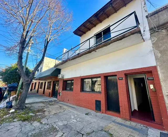 VENTA 2 CASAS con LOTE de 8,66 x47 mts. AVELLANEDA