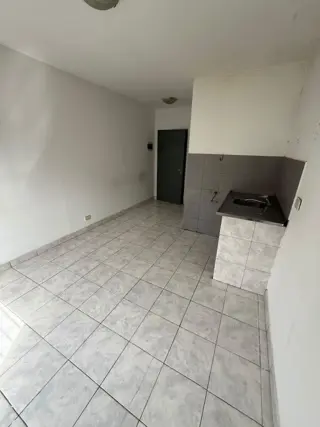 Monoambiente En Alquiler 2do Piso por escalera en Esquina, Villa Lugano foto 2