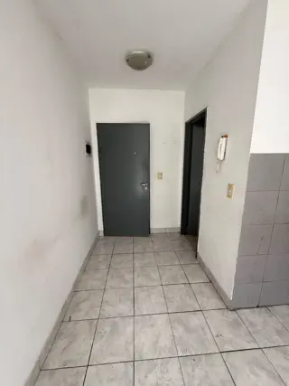 Monoambiente En Alquiler 2do Piso por escalera en Esquina, Villa Lugano foto 4