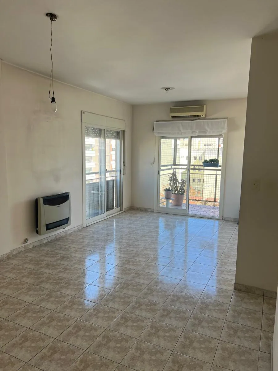 APTO PROFESIONAL o VIVIENDA 3 amb con balcón al frente. foto 3