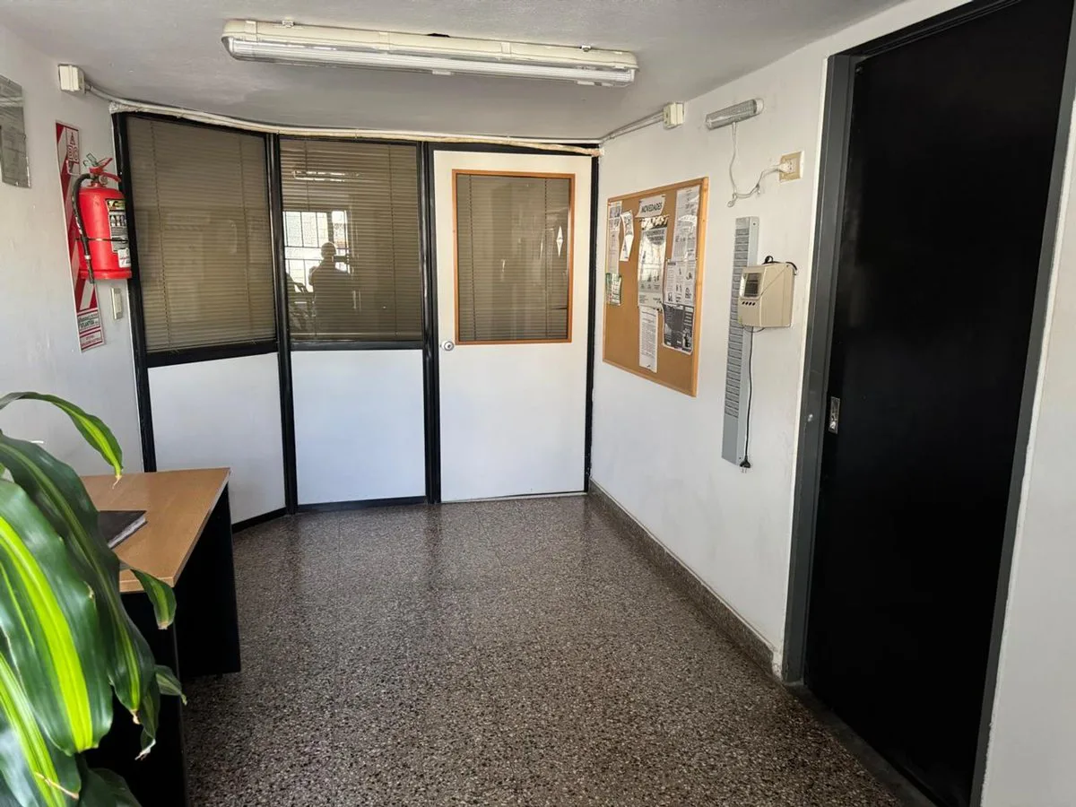 VENTA DEPOSITO CON MONTACARGAS + OFICINAS - LUGANO foto 3