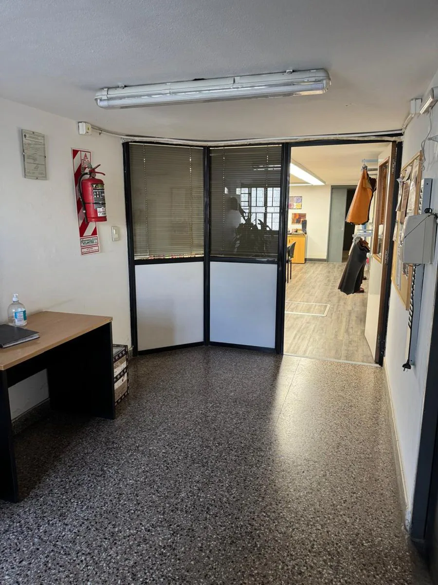 VENTA DEPOSITO CON MONTACARGAS + OFICINAS - LUGANO foto 4