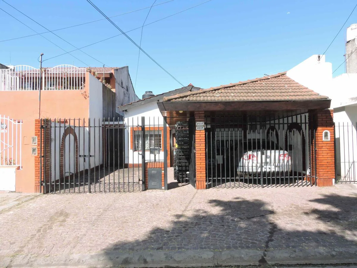 VENTA CASA 4 AMB CON PILETA Y GARAGE foto 2