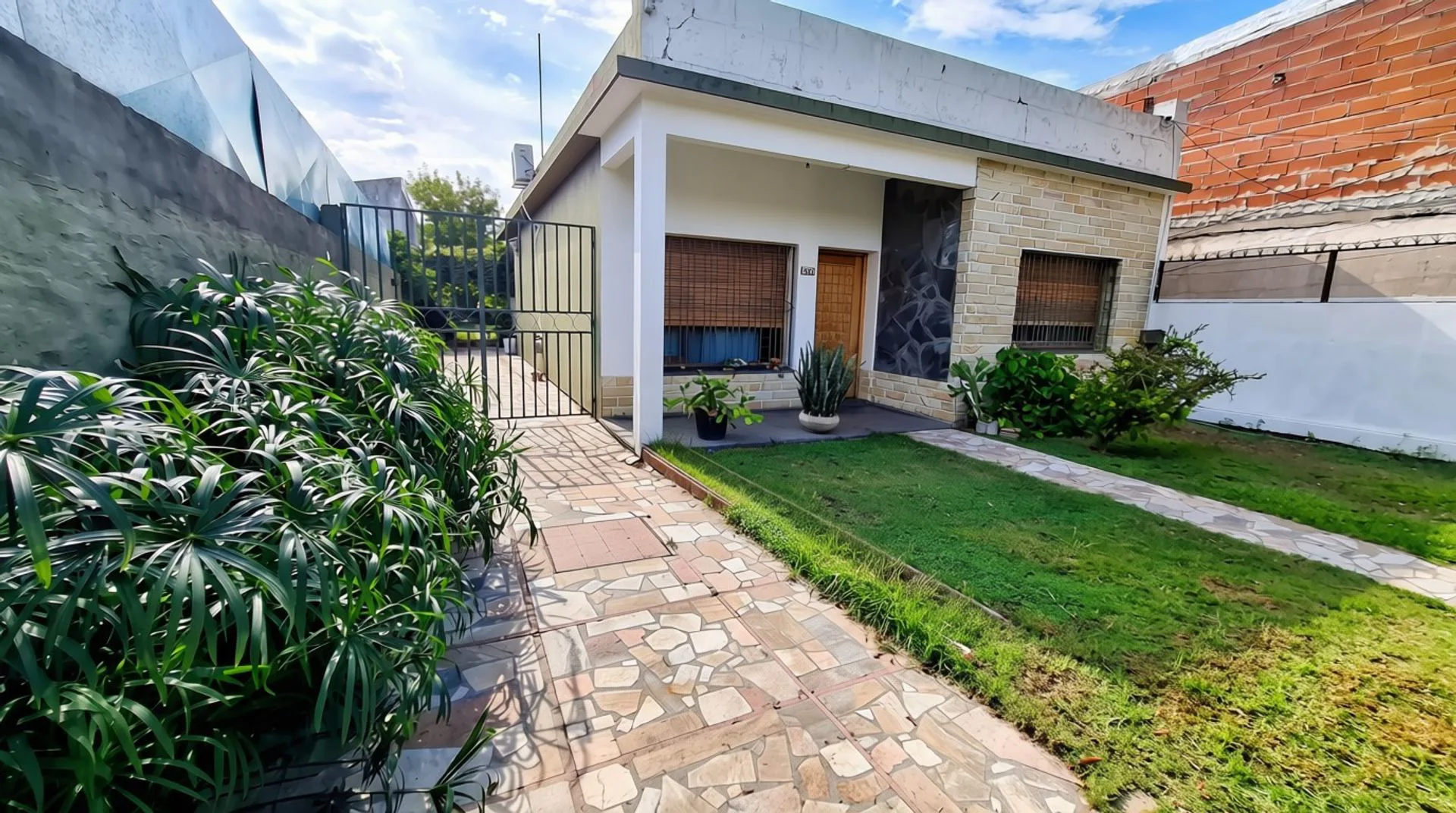 Casa 3 amb. venta Villa Lynch c/parque y quincho foto 2
