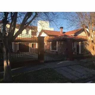 TURDERA: IMPONENTE CASA ESTILO CHALET CON AMPLIO LOTE , GARAGE PARA VS AUTOS * APTO CREDITO * foto 1