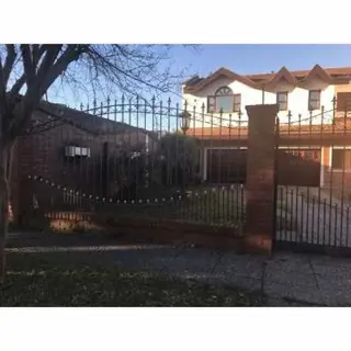 TURDERA: IMPONENTE CASA ESTILO CHALET CON AMPLIO LOTE , GARAGE PARA VS AUTOS * APTO CREDITO * foto 3