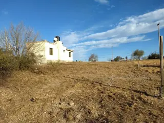CHALET CON EXCELENTE UBICACION. SOBRE RUTA EMPALME TANTI. VISTA A LA MONTAÑA. LOTE PLANO 1000 METROS APROX. IDEAL PARA COMPLEJO TURISTICO foto 1
