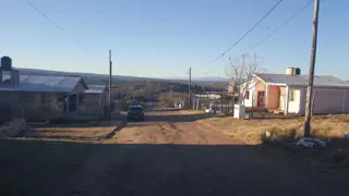 CHALET CON EXCELENTE UBICACION. SOBRE RUTA EMPALME TANTI. VISTA A LA MONTAÑA. LOTE PLANO 1000 METROS APROX. IDEAL PARA COMPLEJO TURISTICO foto 4