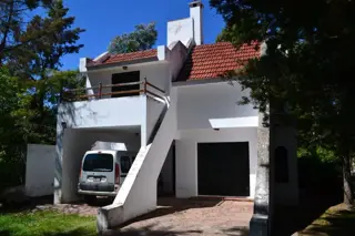 De Blasis Bienes Raices Se Vende linda CASA CÉNTRICA en TANTI foto 1