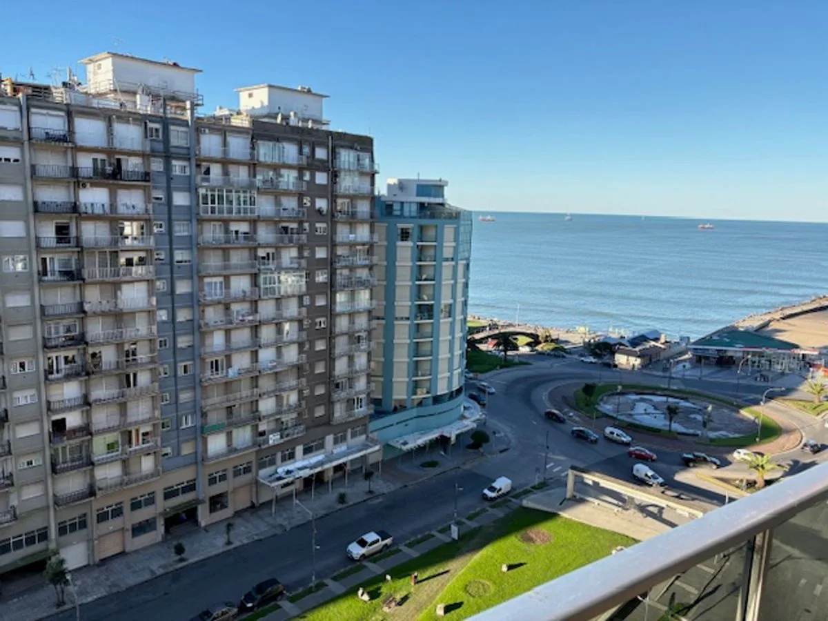 VENTA SEMIPISO FRENTE AL MAR CON COCHERA foto 3