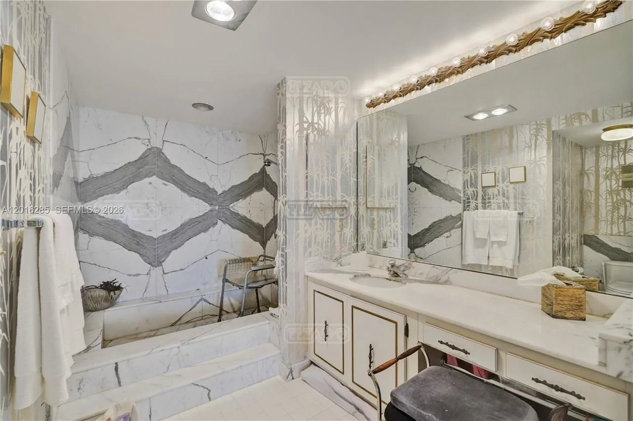 155 Ocean Lane Dr #707 100 foto 3