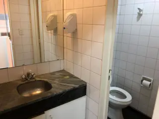 EXCELENTE LOCAL EN ALQUILER EN MICROCENTRO, EN 2 PLANTAS, DOBLE ALTURA. IMPECABLE. foto 4