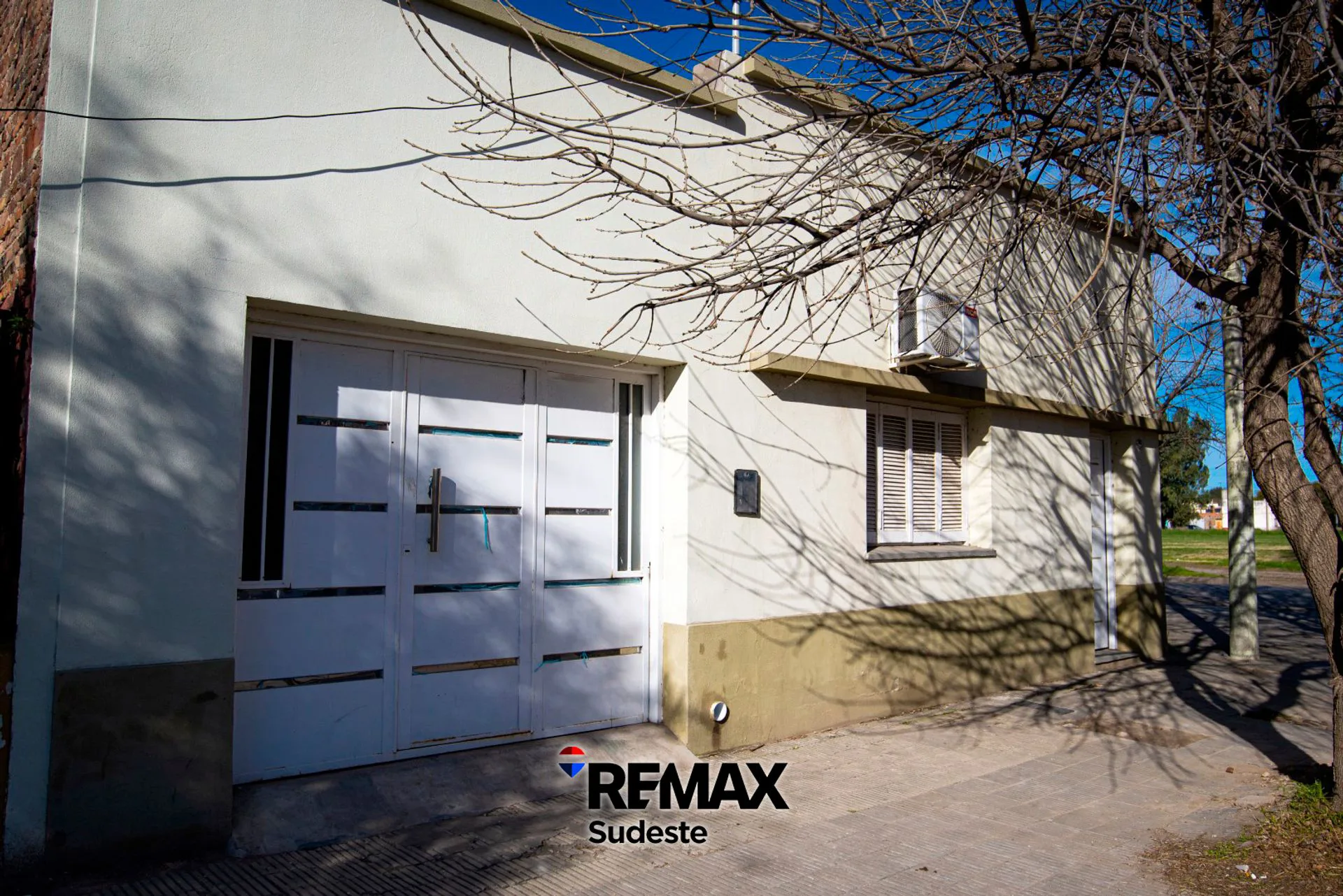 Casa 2 Dormitorios con cochera en Punta Alta foto 3