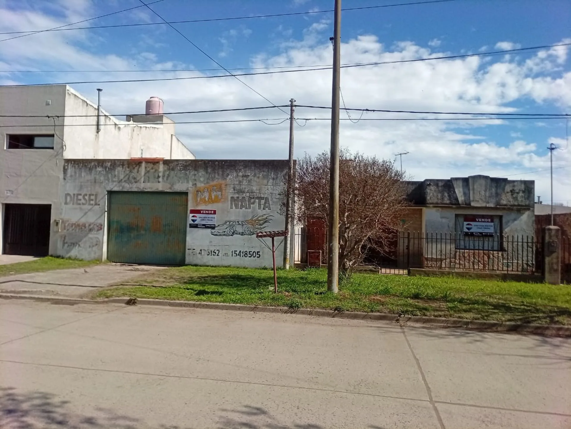 Se vende casa a refaccionar/galpón. Terreno doble.