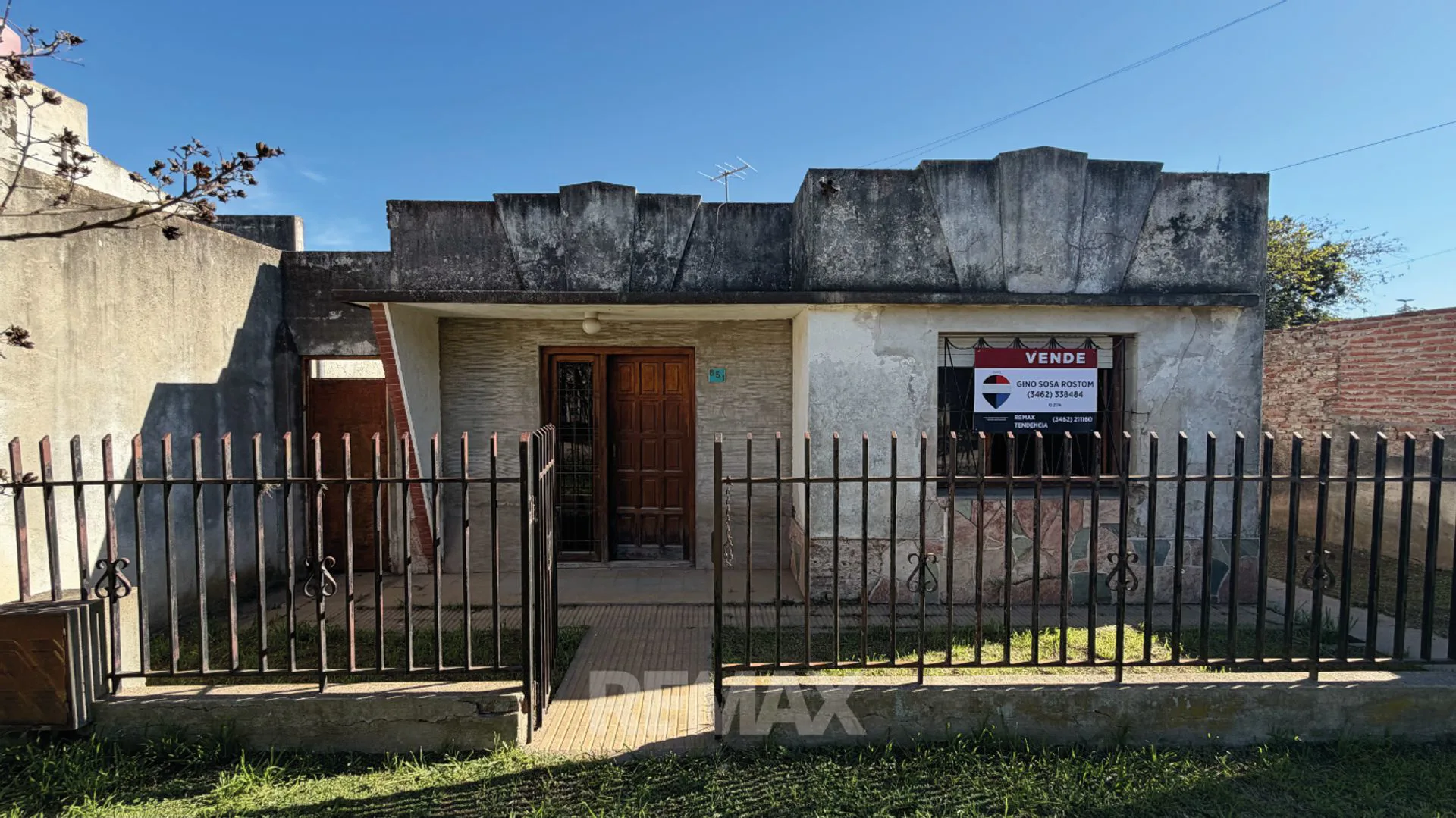 Se vende casa a refaccionar/galpón. Terreno doble. foto 2