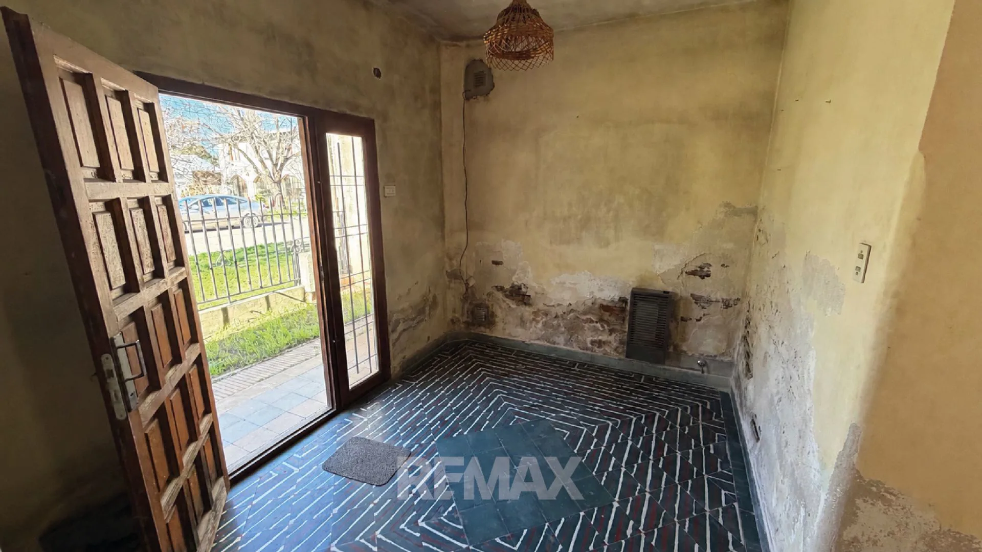 Se vende casa a refaccionar/galpón. Terreno doble. foto 3