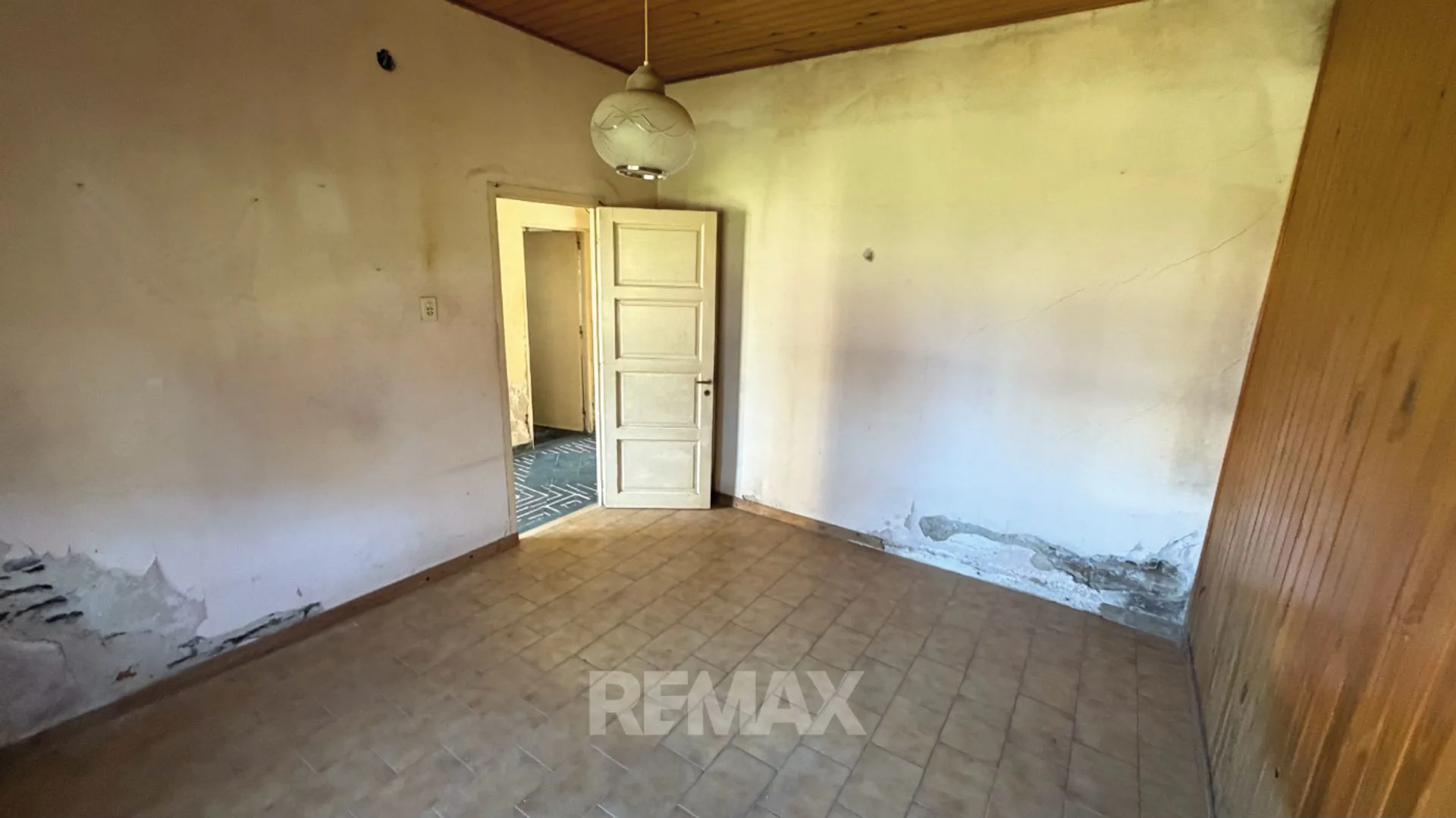 Se vende casa a refaccionar/galpón. Terreno doble. foto 4