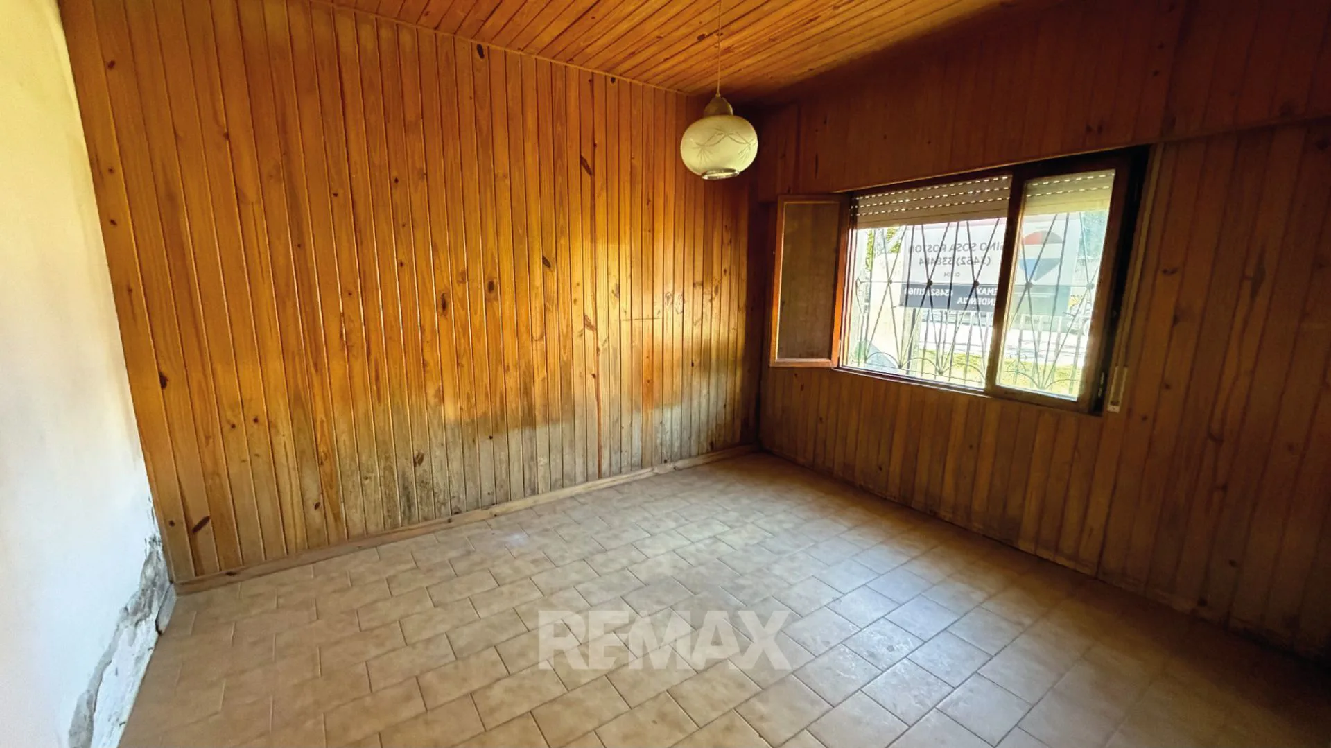 Se vende casa a refaccionar/galpón. Terreno doble. foto 5