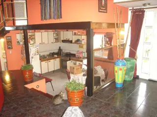 PH 3 AMB. 2 dormitorios con placard, living comedor amplio de 5 x 10 mts, cocina comedor completa, baño completo, lavadero cubierto, cuarto guarda uti foto 5