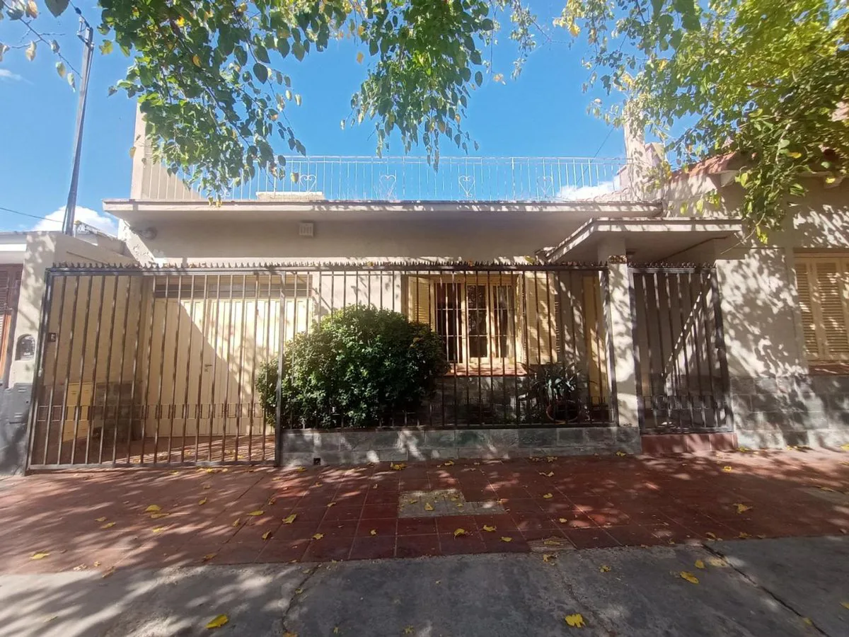 Vende casa calle Cobos Dorrego 3 hab cochera patio foto 2