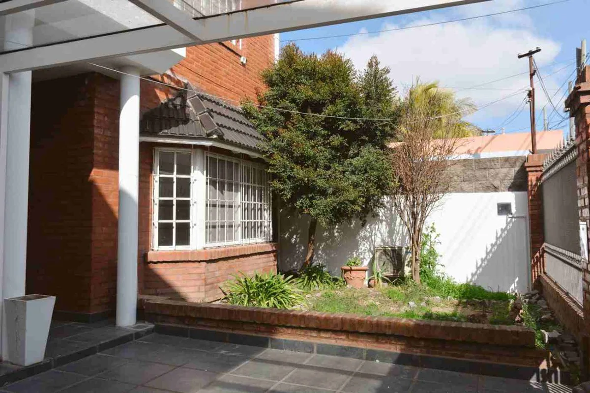 Venta PH tipo casa 4 ambiente Valentín Alsina. foto 3