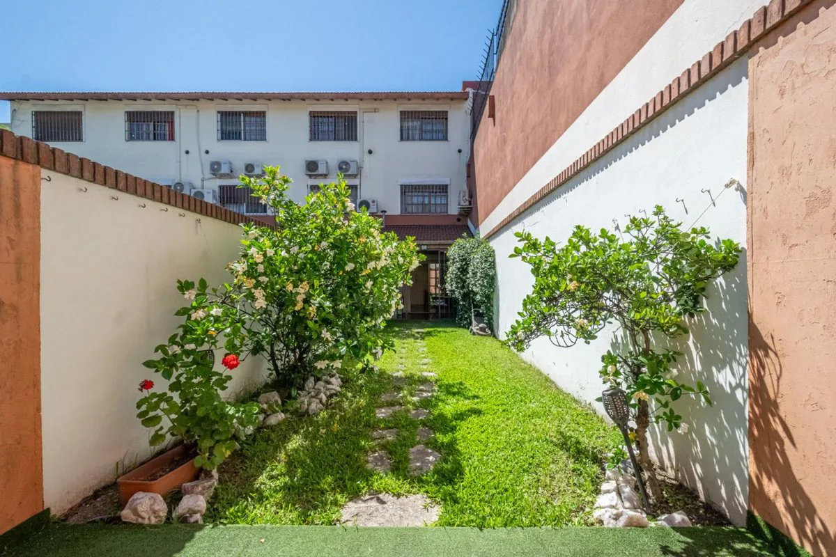 Venta casa triplex 5amb+2coch+Jardín - V. Urquiza