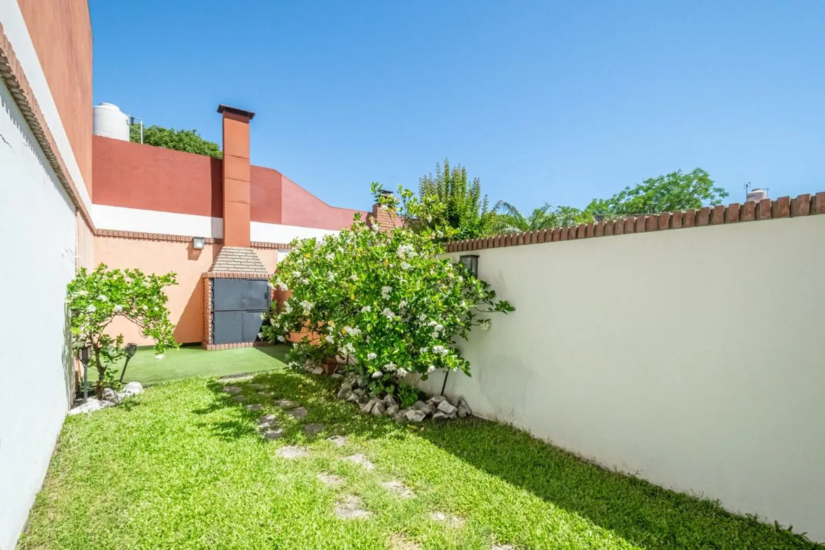 Venta casa triplex 5amb+2coch+Jardín - V. Urquiza foto 2