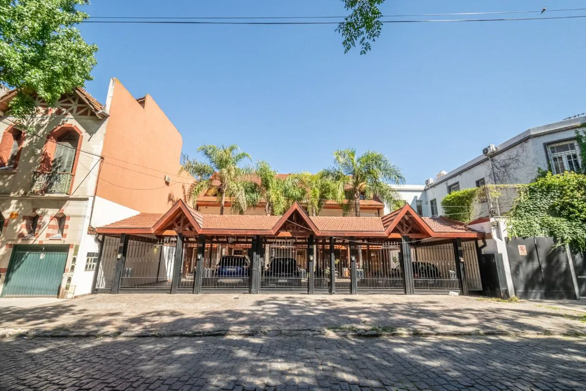 Venta casa triplex 5amb+2coch+Jardín - V. Urquiza foto 3