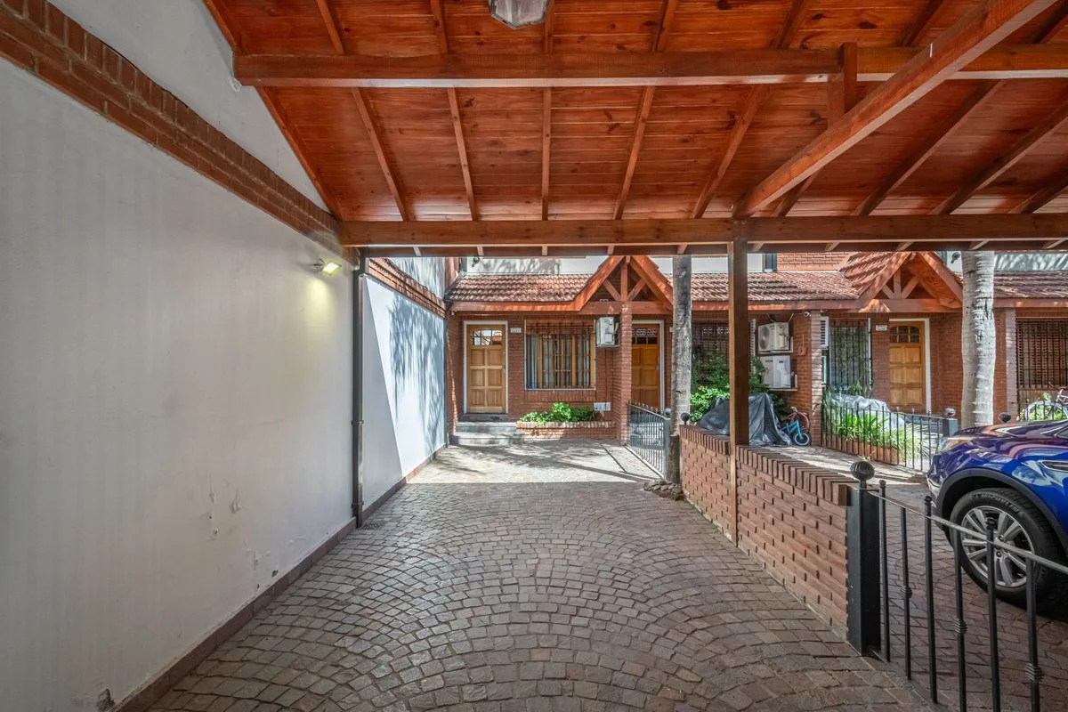 Venta casa triplex 5amb+2coch+Jardín - V. Urquiza foto 5