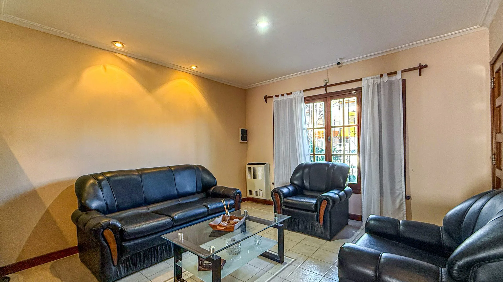 VENTA CASA 3 AMBIENTES PARQUE LURO QUINCHO PATIO foto 4