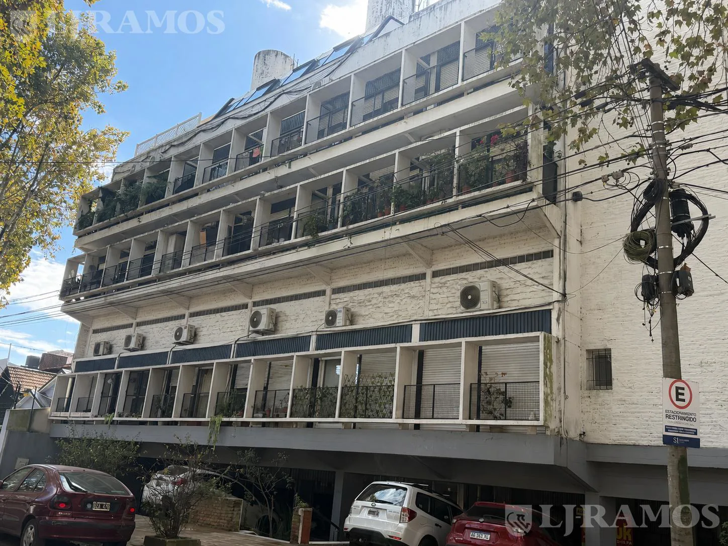 Departamento en VENTA en ACASSUSO, de vias a Libertador, con cochera y baulera. foto 2