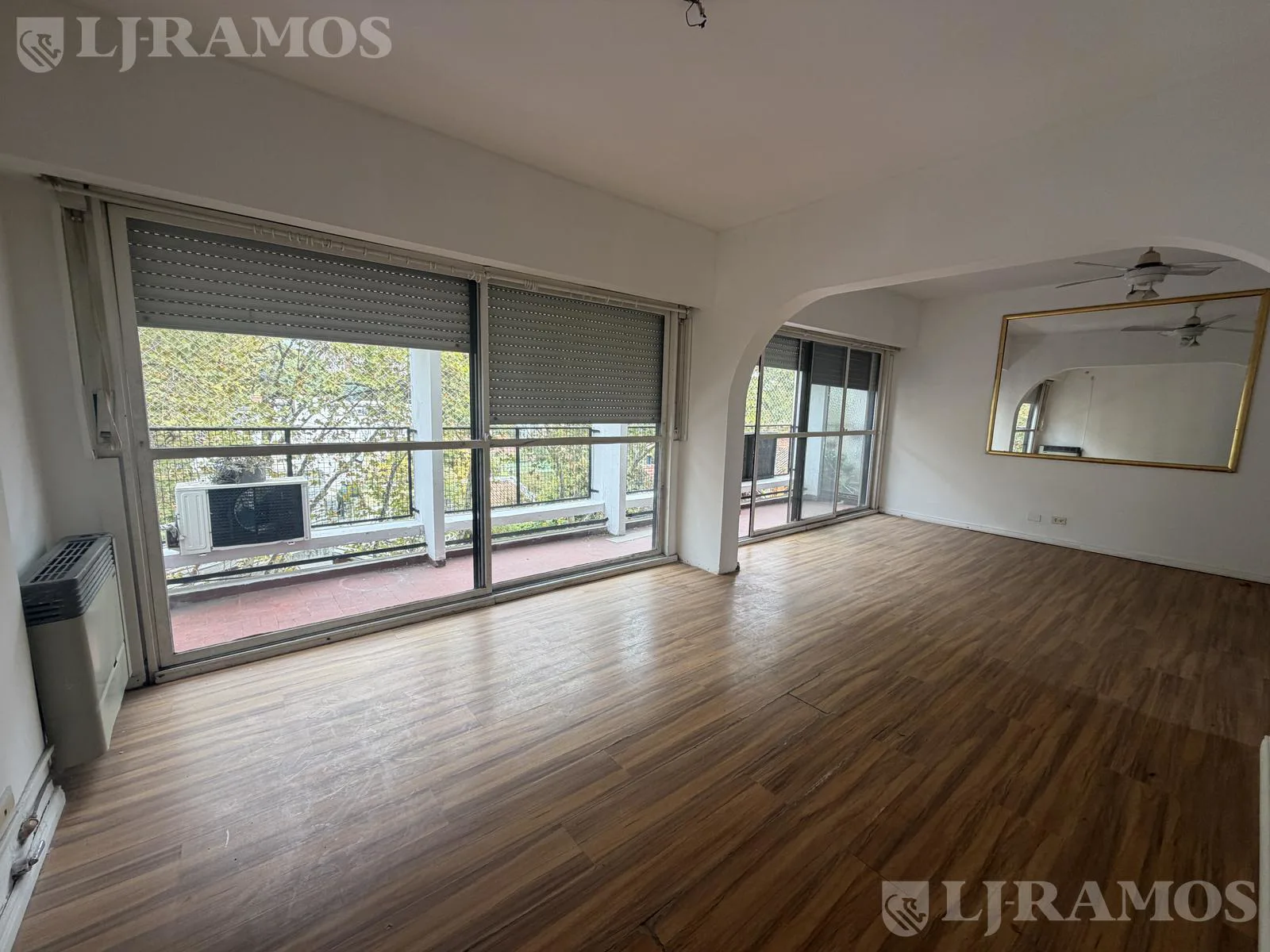 Departamento en VENTA en ACASSUSO, de vias a Libertador, con cochera y baulera. foto 3