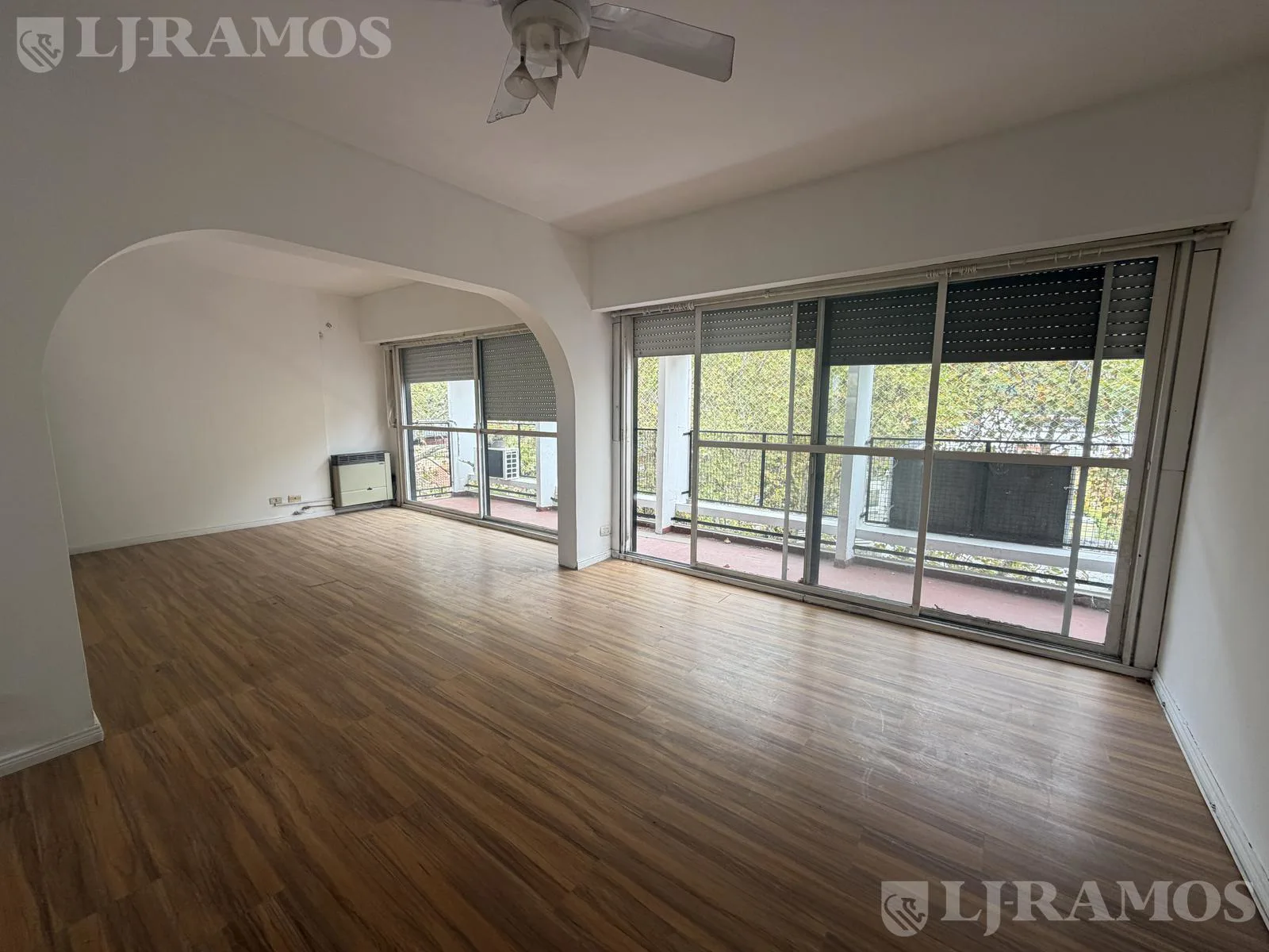 Departamento en VENTA en ACASSUSO, de vias a Libertador, con cochera y baulera. foto 4