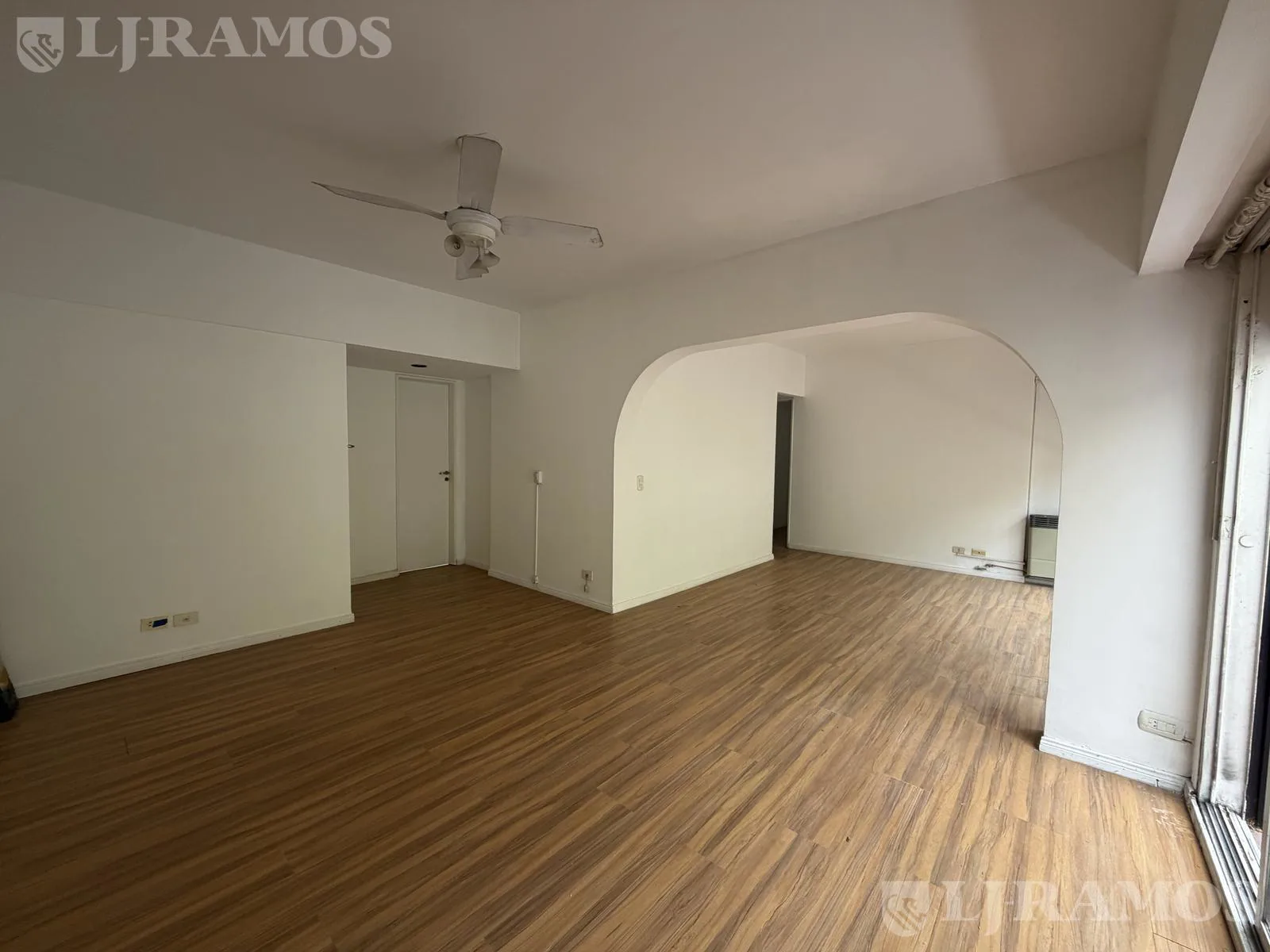 Departamento en VENTA en ACASSUSO, de vias a Libertador, con cochera y baulera. foto 5
