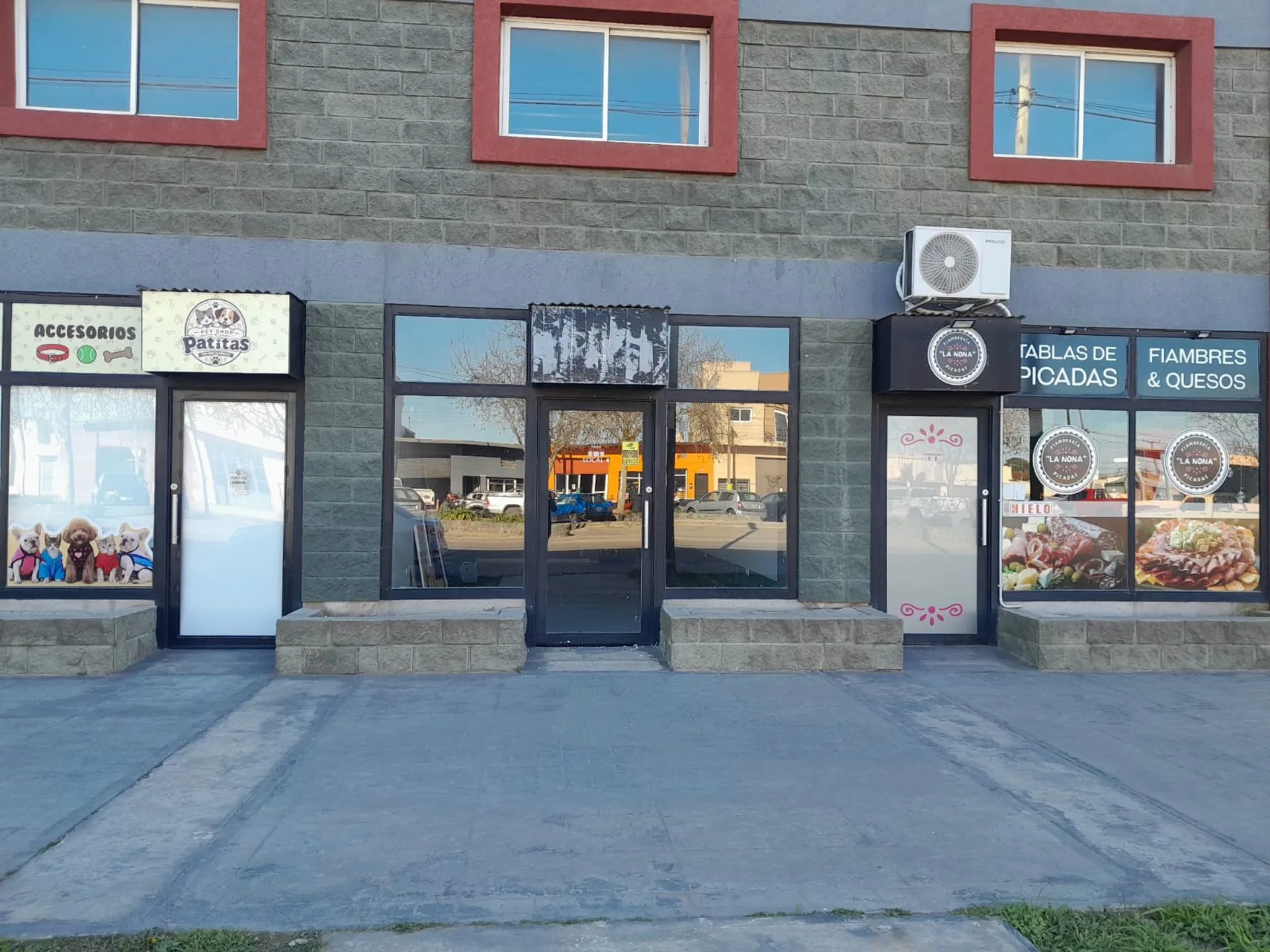LOCAL EN VENTA, SOBRE AV. CENTENARIO EN BALCARCE foto 2