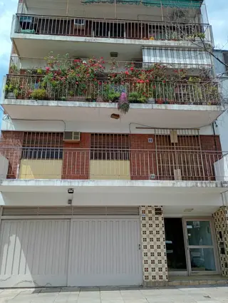 DEPARTAMENTO DE 4 AMBIENTES CON BALCON Y PATIO CUBIERTO EN FLORESTA foto 1