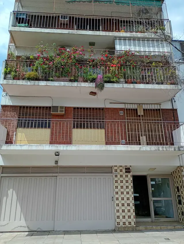 DEPARTAMENTO DE 4 AMBIENTES CON BALCON Y PATIO CUBIERTO EN FLORESTA