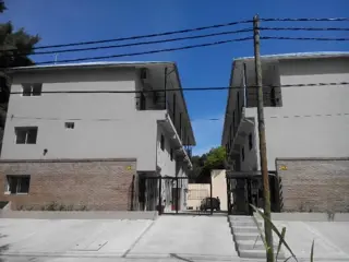 Departamento 3 AMB CON PATIO Y  cochera. tigre. tacuari 255. todo incluido(  no abona expensas. abl agua ) foto 3
