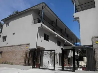 Departamento 3 AMB CON PATIO Y  cochera. tigre. tacuari 255. todo incluido(  no abona expensas. abl agua ) foto 5