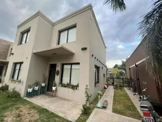 VENTA CASA 4 AMBIENTES CON PARQUE Y PILETA foto 1