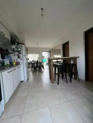 VENTA CASA 4 AMBIENTES CON PARQUE Y PILETA foto 4
