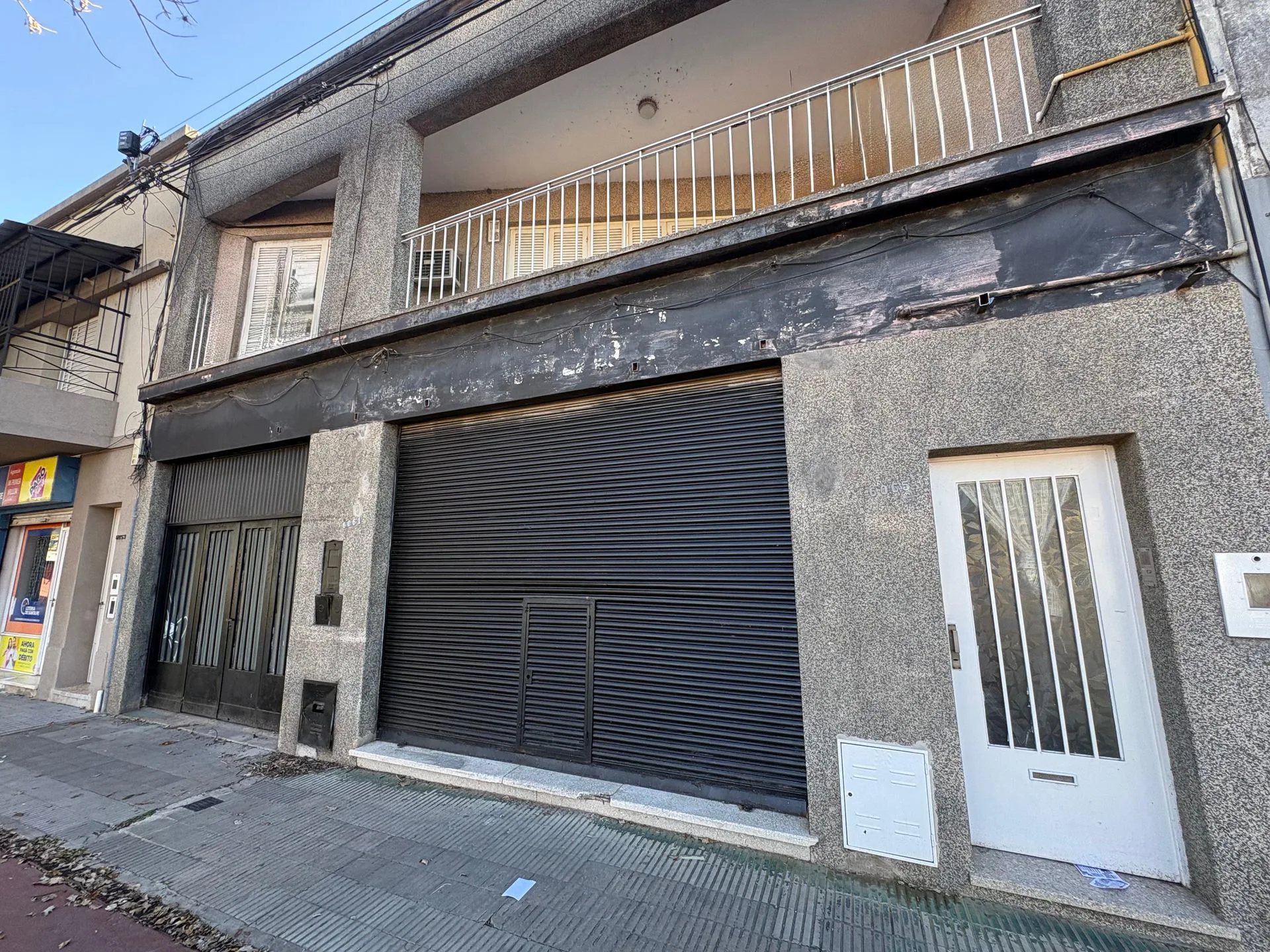 VENTA CASA EN PLANTA ALTA + LOCAL SOBRE A.GRAL PAZ foto 2