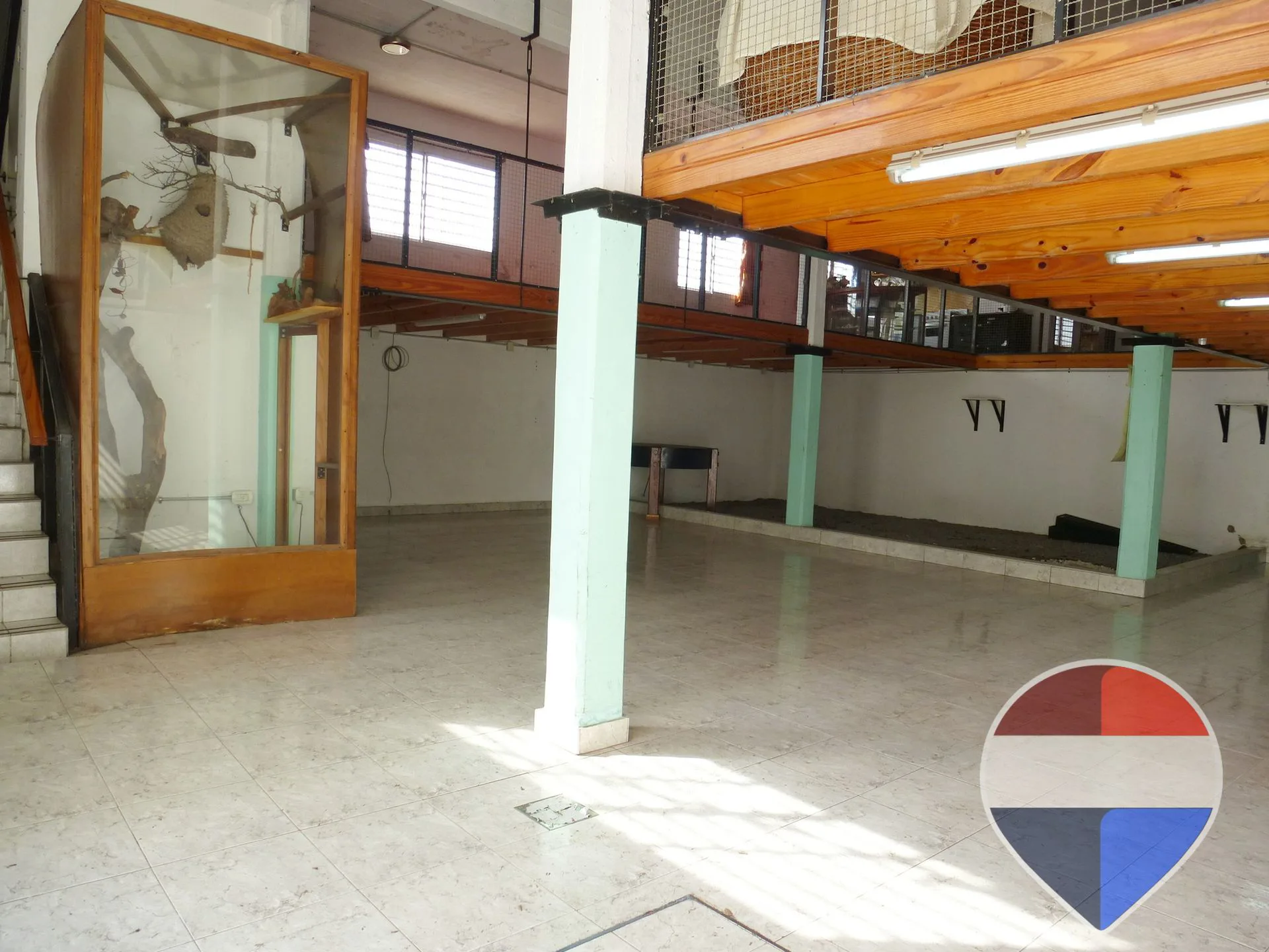 VENTA LOCAL + Depto Coch DEPOSITO  Parque PILETA foto 5