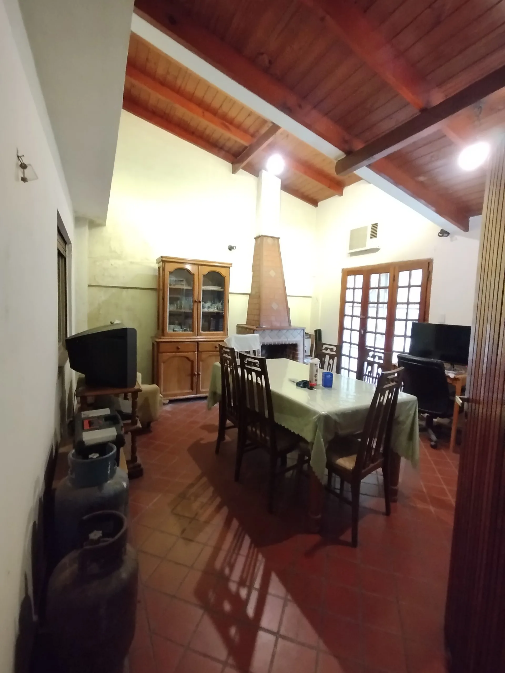 Venta casa quincho local sobre avenida foto 2
