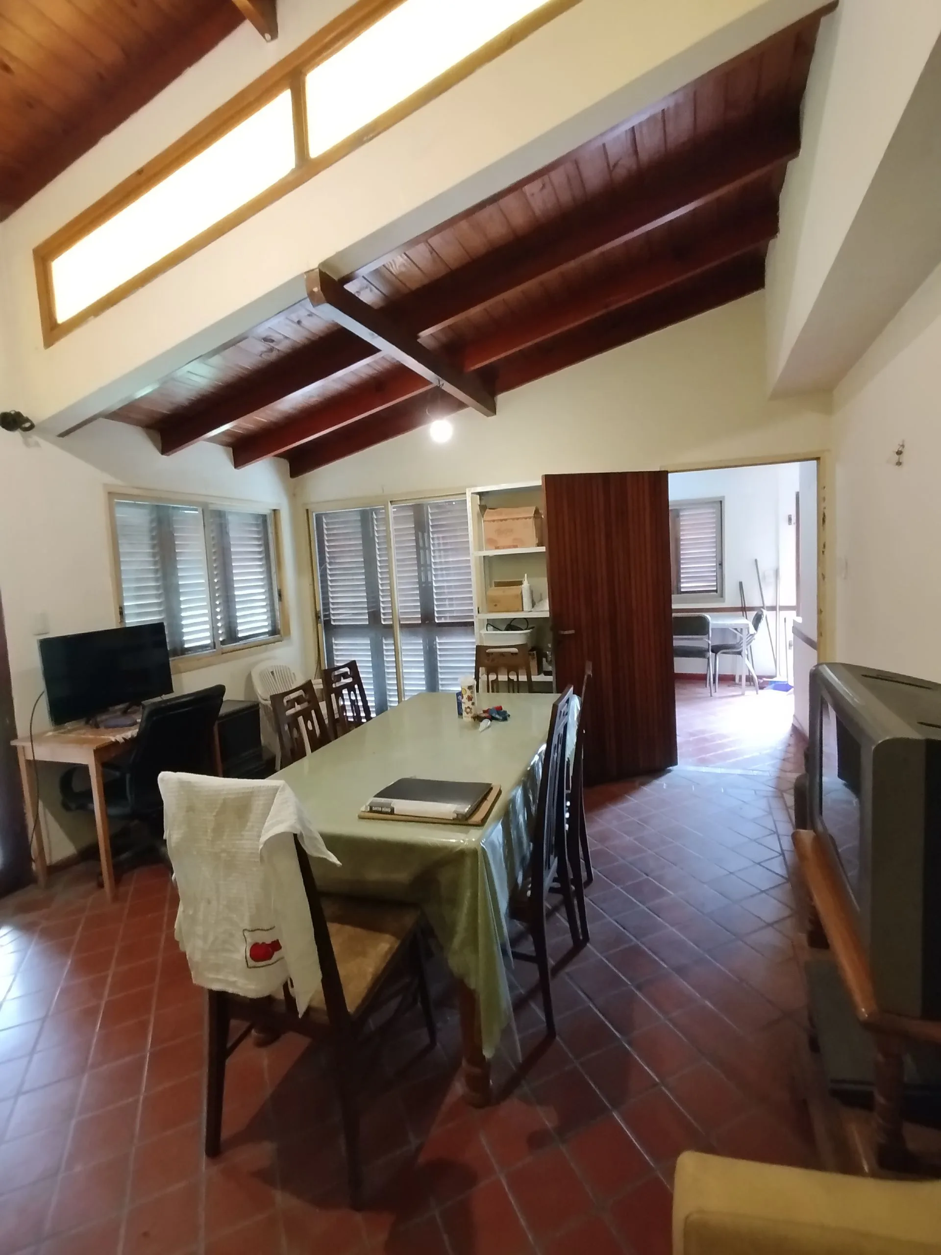 Venta casa quincho local sobre avenida foto 3