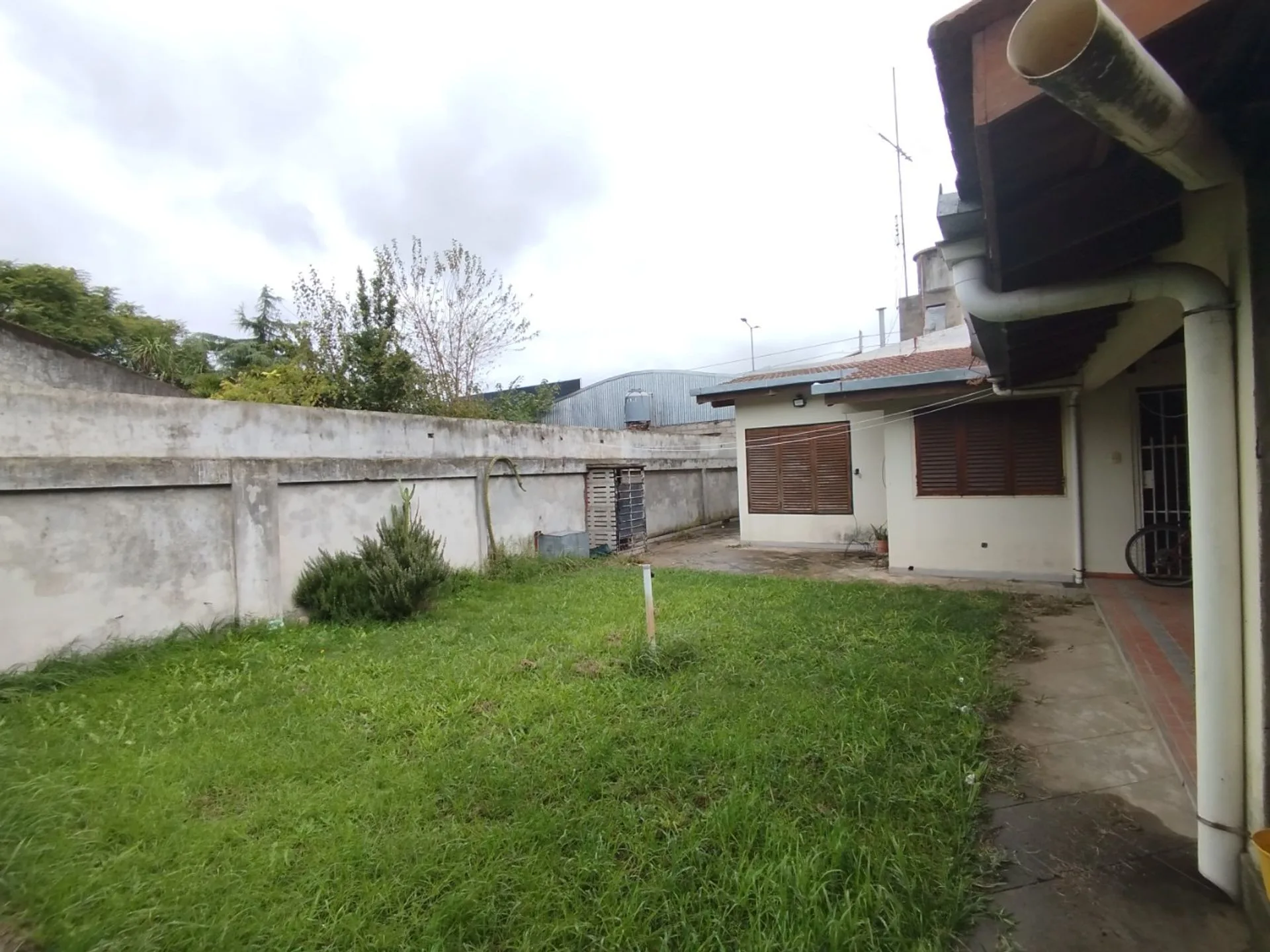 Venta casa quincho local sobre avenida foto 4