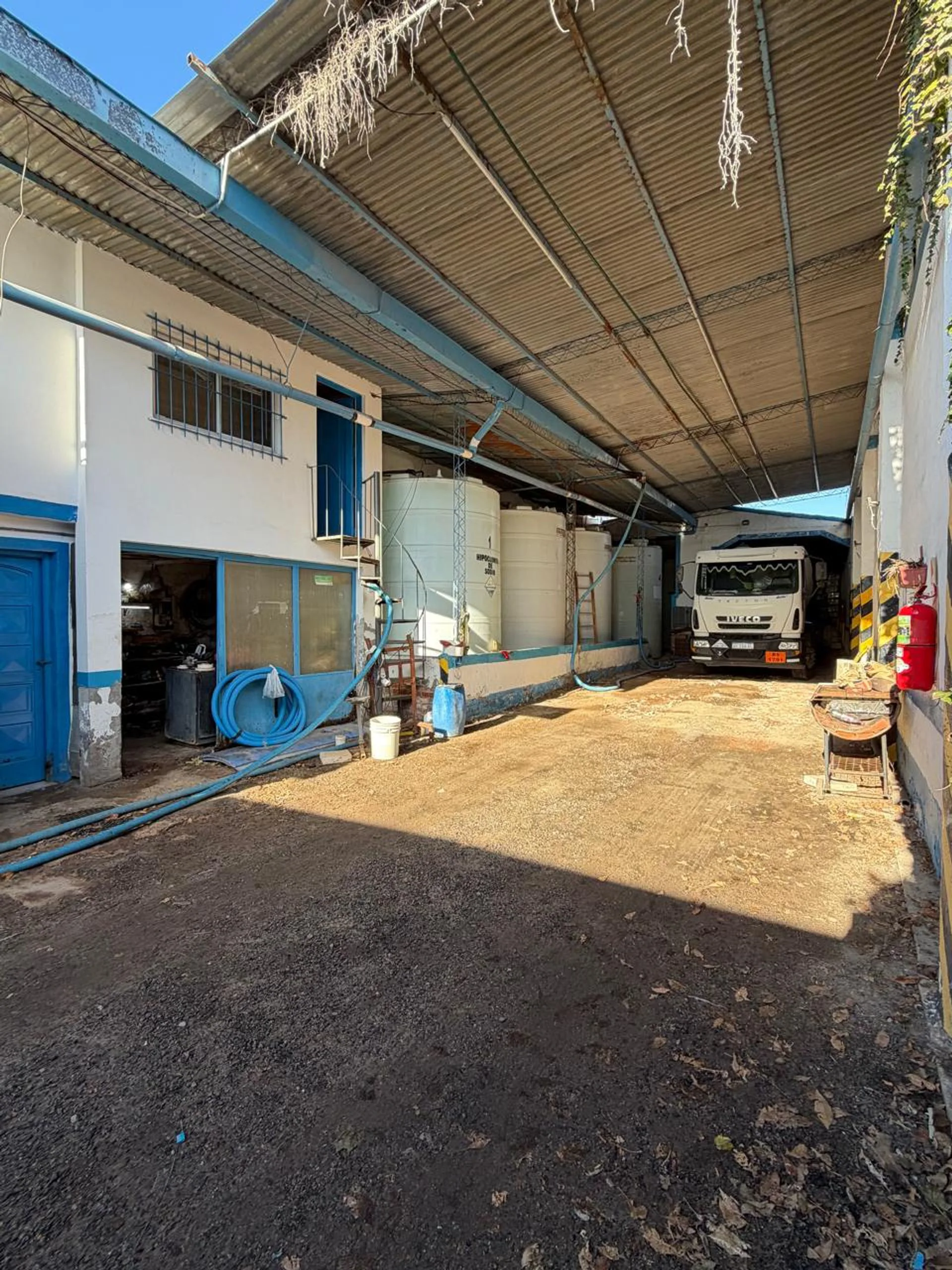DEPOSITO DE 300 M2 CON 2 OFICINAS, GRAN UBICACION!