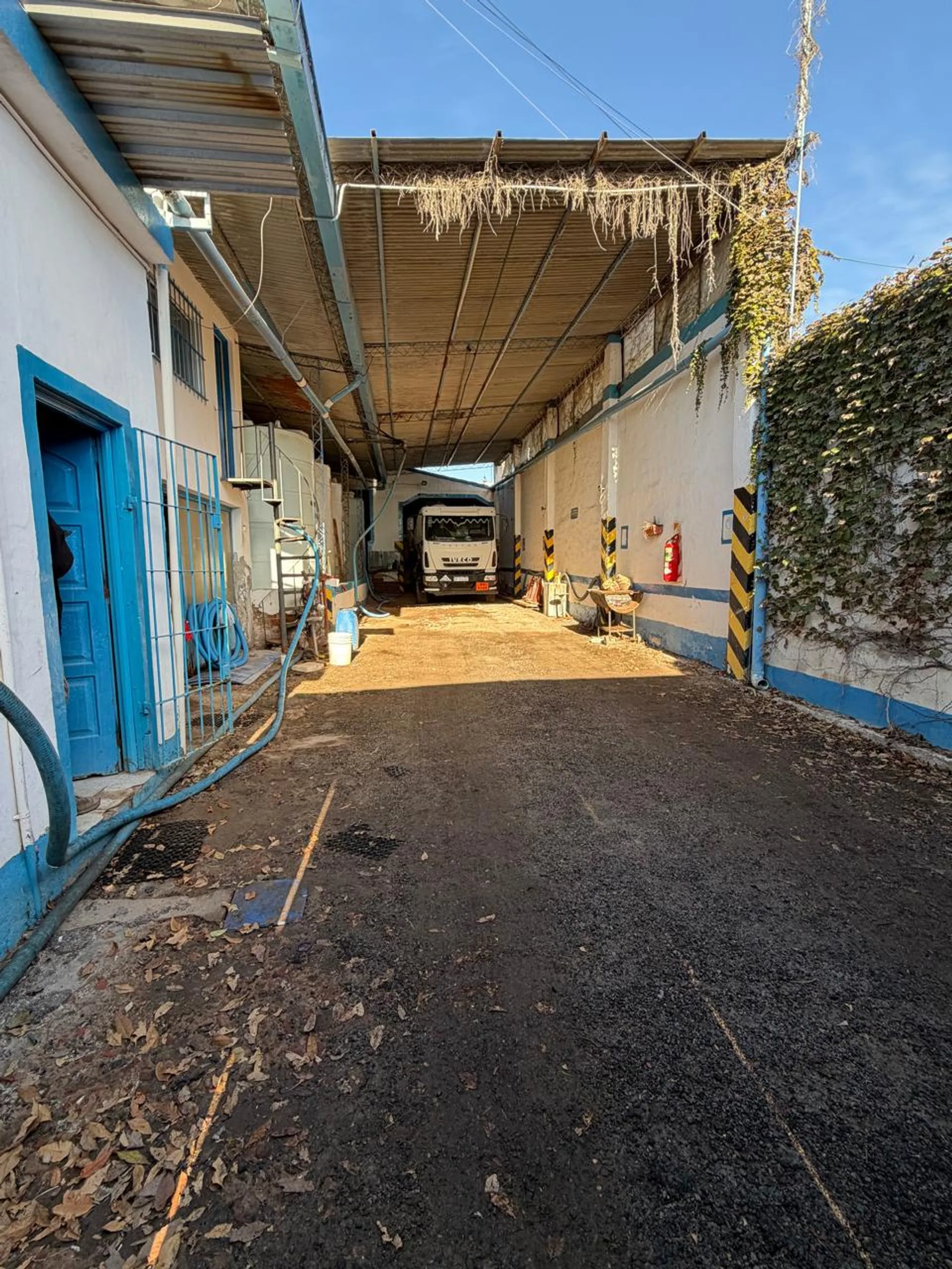 DEPOSITO DE 300 M2 CON 2 OFICINAS, GRAN UBICACION! foto 2